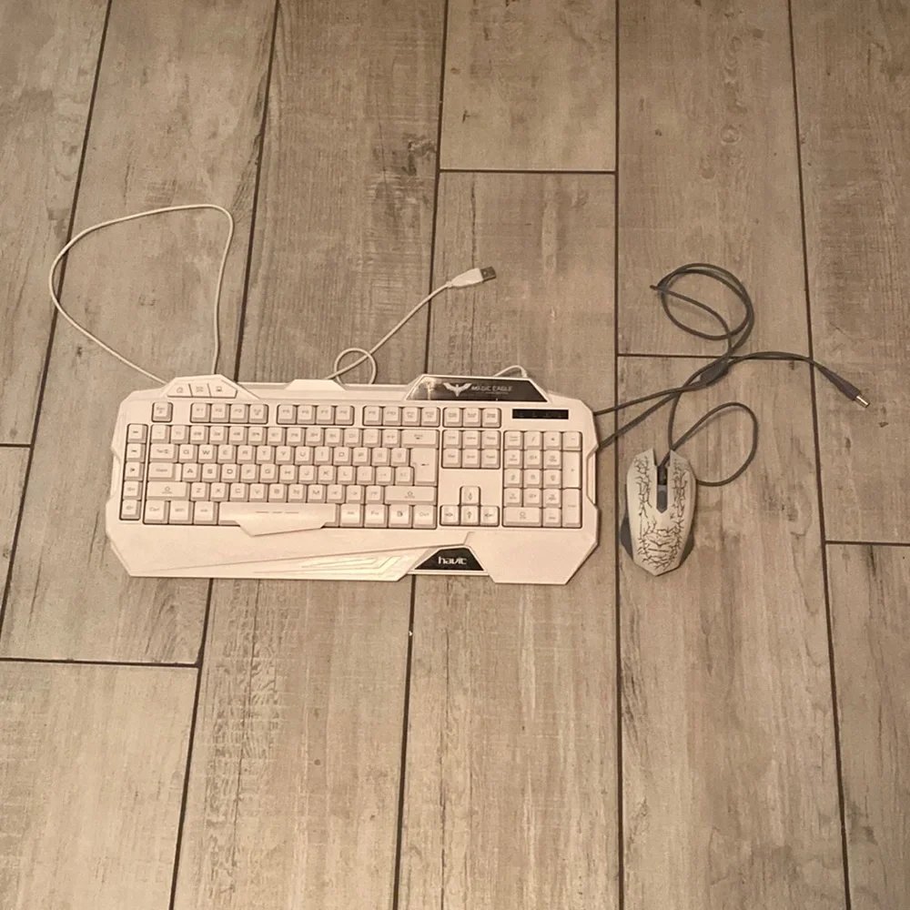 A light up gaming keyboard and mouse set
